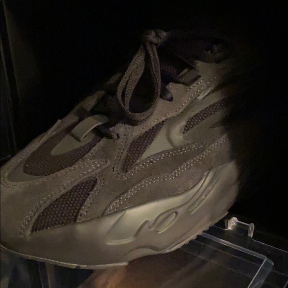 65 pairs of yeezys ( brand new ) - Picture 11 of 16